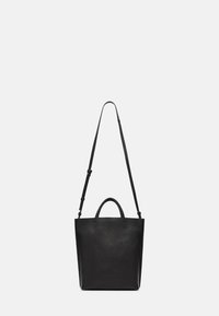 Zwarte leren draagtas met een verstelbare schouderband, bovenhandvatten, een gestructureerde vorm en een gestructureerd oppervlak.