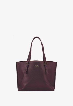 Bordowa torba typu tote z eko skóry z podwójnymi paskami na ramię, zewnętrzną blaszką z logo i usztywnionym kształtem. Teksturowana powierzchnia z akcentami w kolorze złotym.