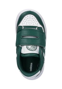Zapatilla verde y blanca con parte superior de cuero, puntera perforada, correa de velcro y suela de goma texturizada, con el logo de Adidas.