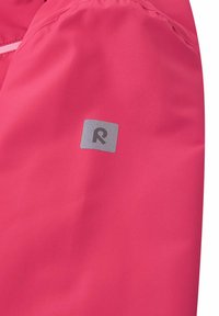 Rosa Jacke aus einem glatten, leichten Stoff; enthält ein graues Logo-Patch am Ärmel zur Markenkennzeichnung.