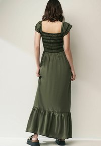 Next SHIRRED   MIDI  REGULAR FIT - Maksikleit - khaki green