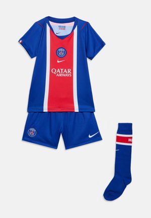 Modro-červený a biely futbalový dres Paris Saint-Germain s dresom, šortkami a zodpovedajúcimi modrými ponožkami s logami a textom sponzora.
