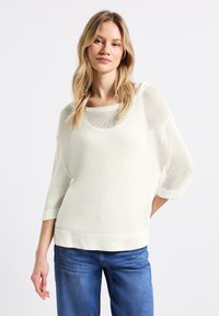 Maglione leggero in crema con scollatura ampia, maniche a tre quarti e vestibilità rilassata. Presenta un punto testurizzato e un orlo a coste.