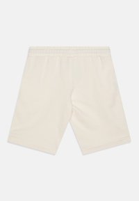 Shorts de algodón color crema con cintura elástica, mostrados de forma plana sobre un fondo blanco, exhibiendo la parte trasera.