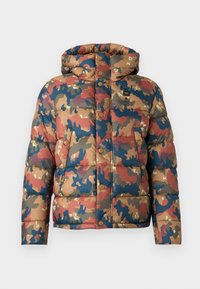 Veste rembourrée avec un motif camouflage dans des tons terreux de marron, rouge et bleu. Comprend une capuche, des boutons-pression et des poches avant.