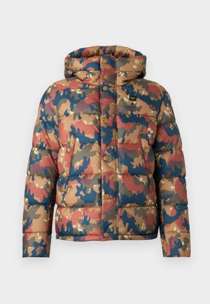Gevoerde jas met een camouflagedessin in aardetinten zoals bruin, rood en blauw. Voorzien van een capuchon, drukknoopsluiting en voorzakken.