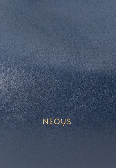 Tengerészkék bőr táska textúrált felülettel; a felületen kiemelkedően látható, arany színű, domború felirat: "NEOUS".
