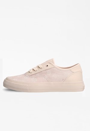 Sneaker di tela rosa chiaro con un design testurizzato e un motivo a logo, dotate di punta arrotondata, lacci e suola in gomma.