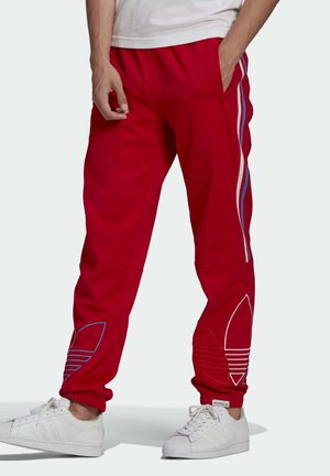 Pantalon de survêtement rouge avec des rayures latérales blanches et bleues, taille élastique, poches latérales, et détail de logo brodé bleu au bas.