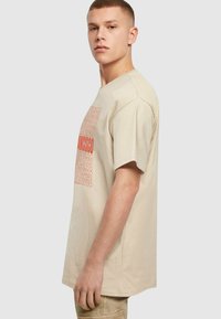 Merchcode SAN FRANCISCO HEAVY - Triko s potiskem - wet sand