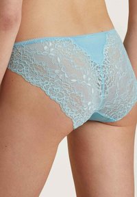 Lichtblauwe kanten hipster slip met bloemenkantaccenten aan de achterkant en een soepele voorkant, afgewerkt met verfijnde picotrand langs de randen.