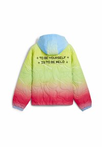 Veste matelassée avec capuche bleue, dégradé du vert au rouge, taches blanches, et texte noir au dos disant « TO BE YOURSELF IS TO BE MELO ».