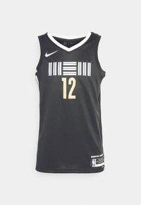 Maillot NBA noir en tissu maille respirant. Comprend un col en V blanc, des rayures horizontales distinctes et le numéro "12" en or.