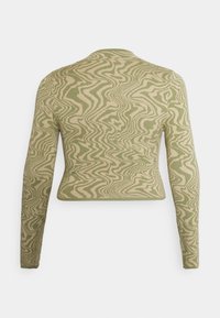 Suéter de manga longa com um padrão ondulado e abstrato em verde e bege. Feito de um tecido tricotado macio e texturizado com um design ajustado.