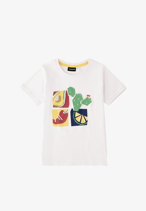 T-shirt bianca a maniche corte con quadrati grafici colorati che raffigurano un avocado, un peperoncino, un cactus e una fetta di limone.