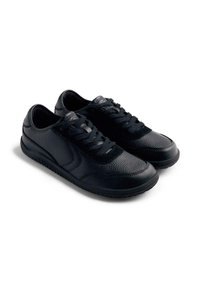 Scarpe sportive nere realizzate in pelle texturizzata, con una parte superiore liscia, chiusura con lacci e suola in gomma per grip e durata.