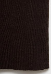 Tmavě hnědá žebrovaná pletenina s měkkou texturou, která má hladký, olemovaný okraj. Materiál vykazuje mírný lesk na světle.