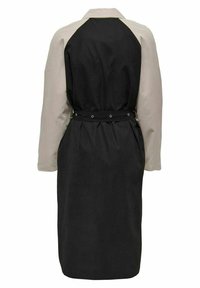 Robe à manches longues avec des manches beiges et un corps noir, présentant une taille ceinturée avec des œillets métalliques, vue de dos.