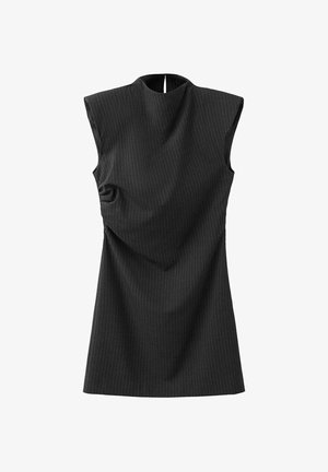 Musta, hihaton mekko, jossa on korkea kaula-aukko, hienovaraiset pystysuuntaiset ohuet raidat ja teksturoitu kangaskiristys sivulla.