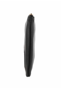 Clutch in pelle nera con un profilo sottile, caratterizzata da una superficie texture e un fermo metallico nella parte superiore per una chiusura sicura.