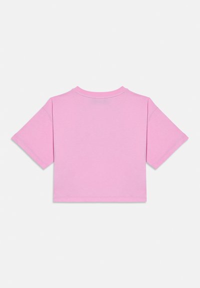 Ροζ κοντομάνικο T-shirt, κατασκευασμένο από απαλό βαμβάκι. Διαθέτει στρογγυλή λαιμόκοψη και καθαρές ραφές στο τελείωμα και τα μανίκια.