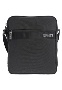 Bolso mensajero negro fabricado con tejido texturizado, que cuenta con un bolsillo frontal con cremallera y una correa tejida con marca para llevarlo cruzado.