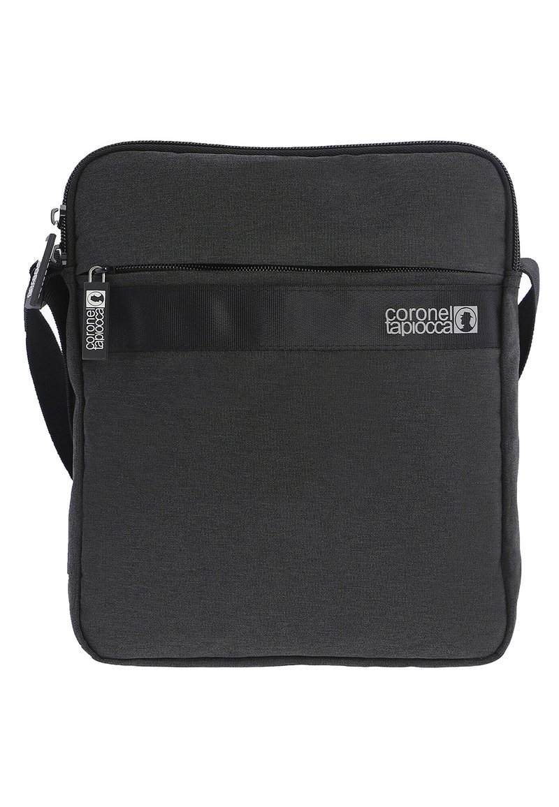 Bolso mensajero negro fabricado con tejido texturizado, que cuenta con un bolsillo frontal con cremallera y una correa tejida con marca para llevarlo cruzado.