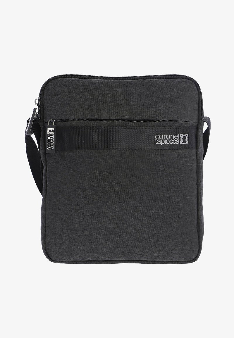 Bolso mensajero negro fabricado con tejido texturizado, que cuenta con un bolsillo frontal con cremallera y una correa tejida con marca para llevarlo cruzado.