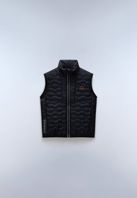 Černá prošívaná vesta s vysokým límcem, plným zipem a kulatou nášivkou s logem. Materiál se jeví jako lehký a hladký.