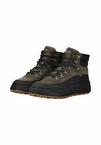 Botas de senderismo hechas de gamuza verde oscuro y materiales sintéticos negros, con ojales metálicos, suelas de goma gruesas y acentos texturizados.