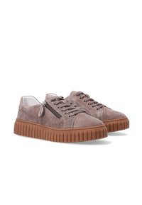 Suedesneakers i taupe med en struktureret overflade, der har snøring foran, lynlåsdetalje og en tykk, ribbet gummisål.