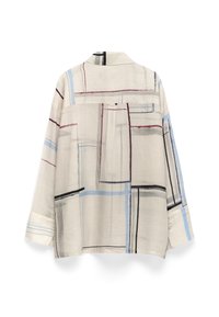 Camicia beige con motivi a linee astratte in nero, blu e bordeaux. Progettata con colletto e maniche lunghe, presenta una singola tasca sul petto.