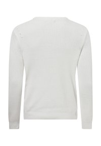 Weißer gerippter Pullover mit langen Ärmeln, rundem Ausschnitt und dezenten Nähten an den Schultern. Weicher, strukturierter Stoff.