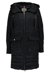 Chaqueta de plumas con camuflaje negro, capucha, dos bolsillos frontales, cierre de cremallera y tirantes estrechos en los hombros. Textura suave.