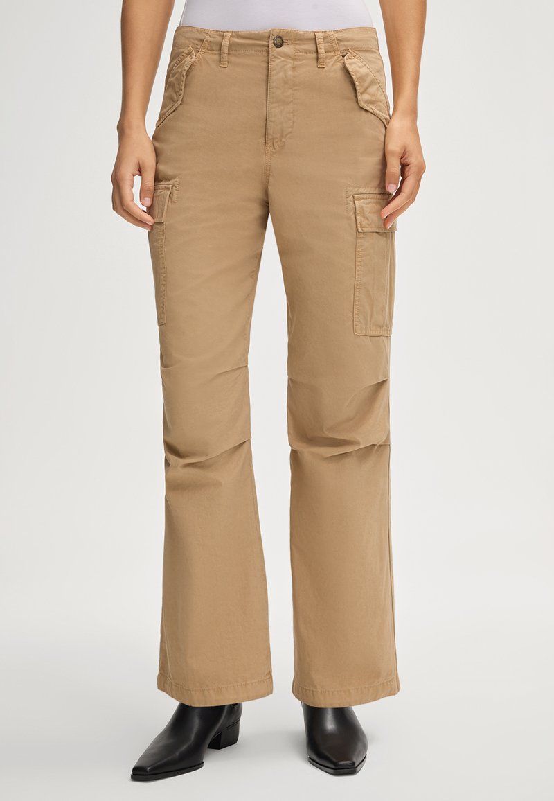 Beige cargobroeken met een rechte pasvorm, voorzien van zijzakken en een knoopsluiting, gemaakt van zacht en duurzaam materiaal.