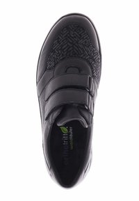 Zwarte sportieve schoen met een gestructureerd bovenwerk, twee verstelbare klittenbandsluitingen en een gevoerde kraag voor comfort.