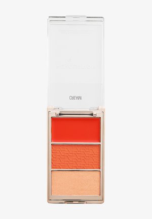 Palette de maquillage compacte avec trois teintes : crème rouge vif, poudre orange mate et poudre pêche scintillante sous un couvercle transparent.