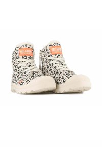 Zapatillas altas PALLADIUM con estampado de leopardo en negro y beige, con cordones beige y una etiqueta de marca naranja en la lengüeta.