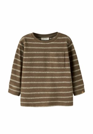 Chemise à manches longues rayée marron et beige avec un col rond et une petite poche poitrine sur le côté gauche.