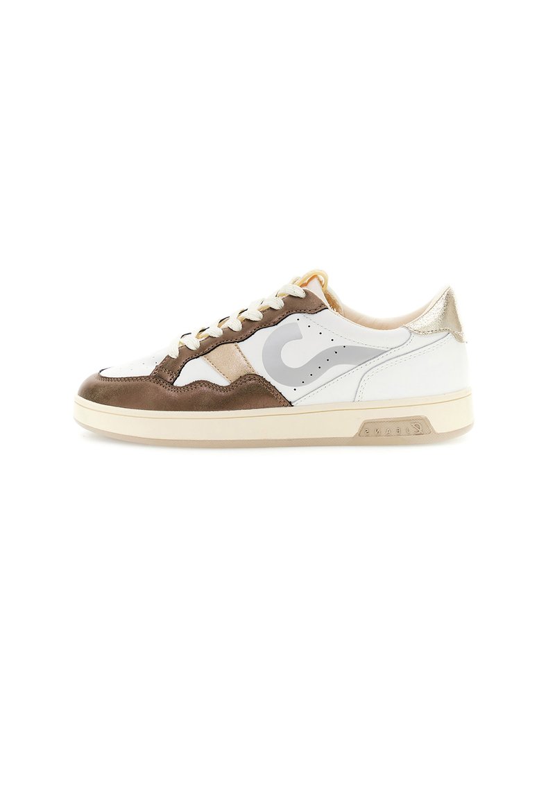 Sneaker yang menampilkan kombinasi bahan putih, coklat, dan beige. Bentuk bulat dengan aksen tekstur dan logo halus di sisi.