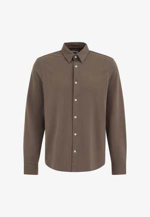 Chemise marron à manches longues avec un col à revers, une fermeture à boutons sur le devant, et une texture de tissu. Elle présente un ourlet droit et des poignets à boutons.