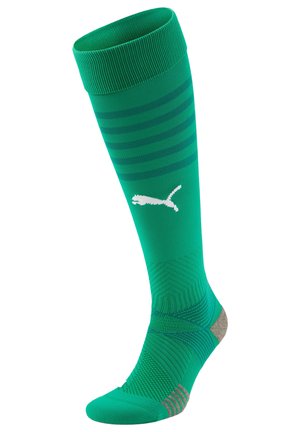 Grüne, knielange Sportsocke mit kontrastierenden, dunkleren grünen horizontalen Streifen, verstärktem Fersenbereich und einem weißen Puma-Logo auf der Vorderseite.