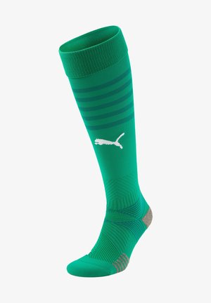 Grüne, knielange Sportsocke mit kontrastierenden, dunkleren grünen horizontalen Streifen, verstärktem Fersenbereich und einem weißen Puma-Logo auf der Vorderseite.