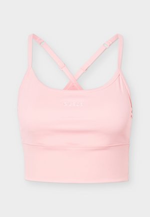 Brassière de sport rose clair avec bretelles croisées réglables et logo GUESS argenté centré à l'avant.