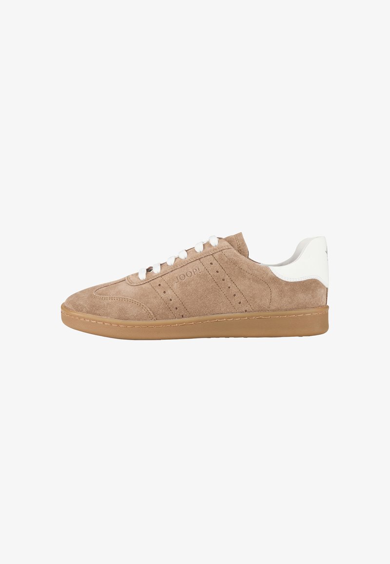 Sneakers in suede color testa di moro con accenti bianchi. Presentano una punta arrotondata, quattro fori per i lacci, strisce laterali perforate e una suola in gomma.