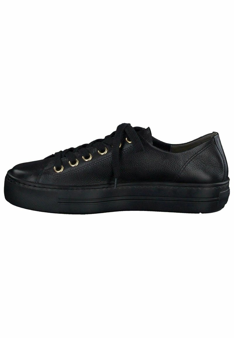 Zapatilla negra de cuero con un acabado texturizado, puntera redonda, suela de goma, diseño de cordones y ojales en tono dorado. Perfil plano con acentos mínimos.