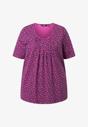 Blusa rosa a maniche corte con motivo floreale scuro e pieghe raccolte sotto lo scollo rotondo, esposta su sfondo bianco.