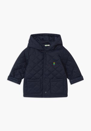 Veste matelassée bleu marine pour tout-petit avec capuche, fermeture par boutons-pression, deux poches avant et petit lapin coloré brodé sur la poitrine.