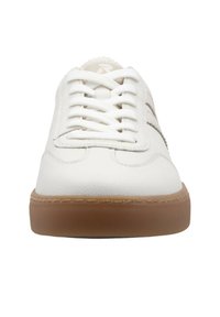 Sneaker bianco con una parte superiore in pelle testurizzata, dotata di lacci piatti, una suola in gomma e un design minimalista. Accentuato da strisce di beige chiaro.