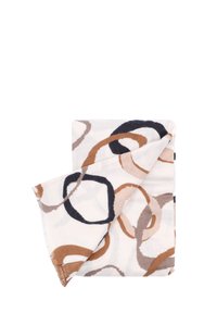 Sciarpa in cotone caratterizzata da un motivo astratto di cerchi intrecciati in beige, marrone e blu navy su uno sfondo crema chiaro. I bordi sono rifiniti.